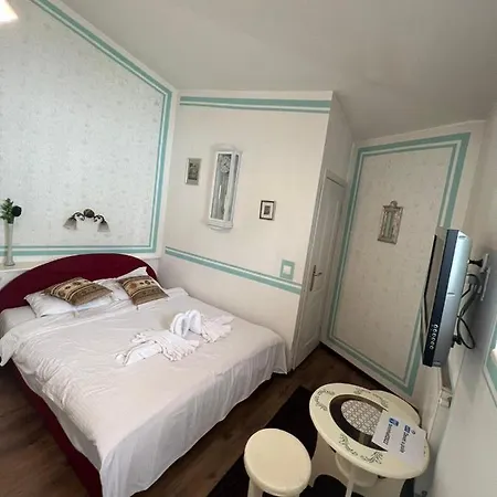 Nia Deluxe Guest house 3*