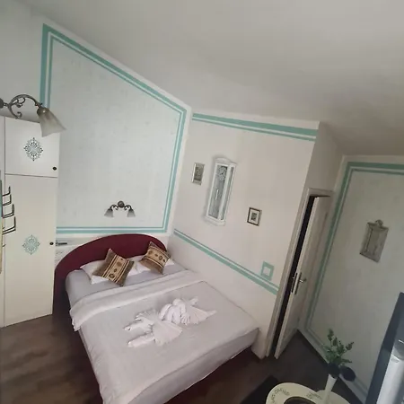 Nia Deluxe Guest house 3*